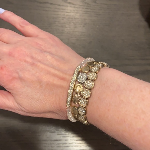 Set of three Guy & Eva stretch bracelets. - Picture 2 of 2